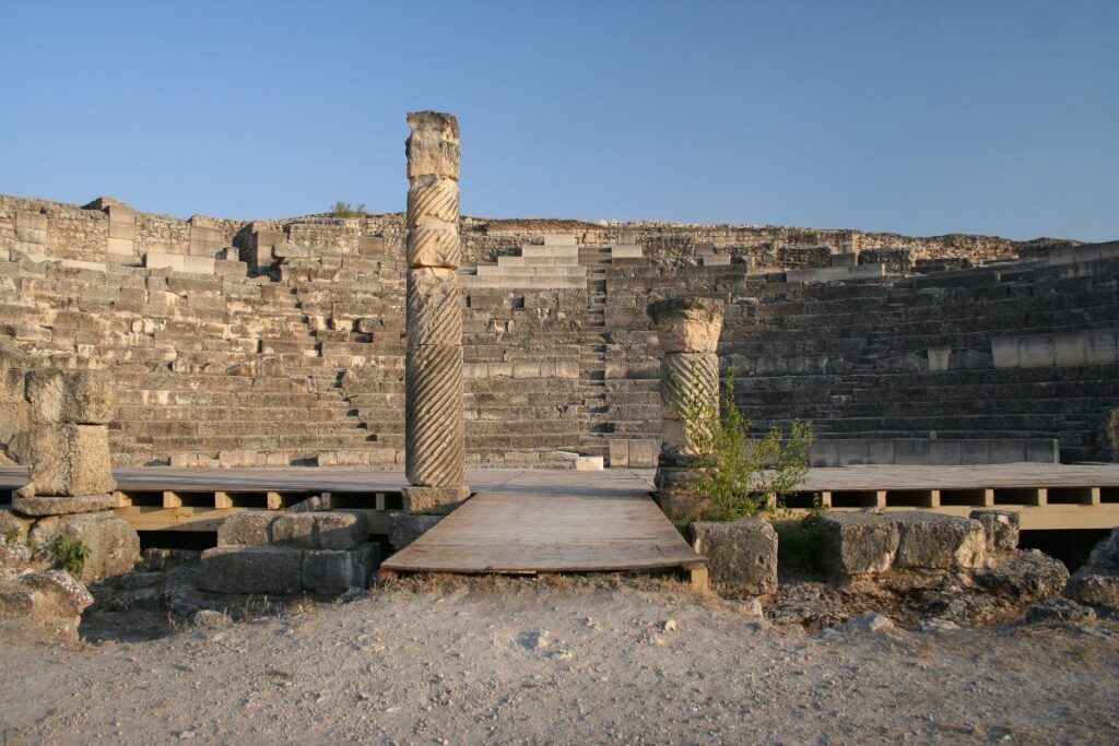 Teatro romano de Segóbriga, donde siguen llevándose a cabo representaciones teatrales clásicas.- Excursiones- Casas de Luján